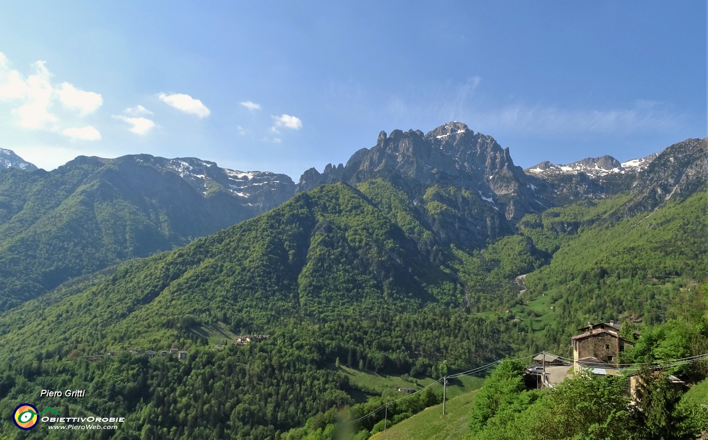 15 Dal Cantello vista verso Grasso e la rocciosa  Cornetta.JPG